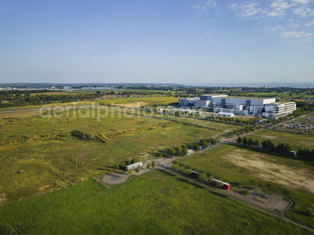 Aerial photograph Dresden - New construction site of the production halls of the factory premises of a semiconductor and chip factory of the ESMC - European Semiconductor Manufacturing Company on Knappsdorfer Strasse in the district of Klotzsche in Dresden in the federal state of Saxony, Germany