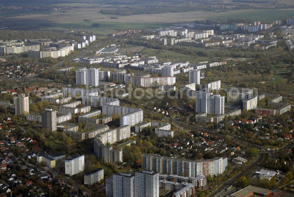 Berlin from above - Blick auf das Neubaugebiet in Berlin Marzahn. Der Ortsteil Marzahn geht auf ein mittelalterliches Angerdorf zurück, das, nostalgisch überformt, noch heute erhalten ist. In seiner Umgebung entstanden um 1900 einige Kleinsiedlungsbereiche. Zwischen der zweiten Hälfte der 1970er-Jahre und dem Ende der 1980er-Jahre entstand rund um das alte Dorf die als üppig durchgrünte Stadtlandschaft konzipierte und realisierte Großwohnsiedlung Marzahn. Die Siedlung wurde überwiegend in Plattenbauweise errichtet.