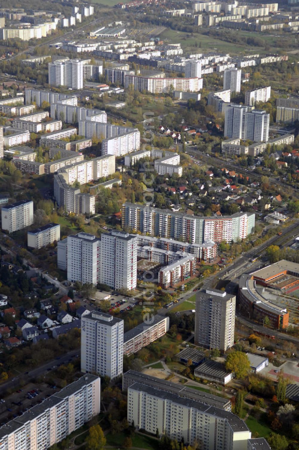 Berlin from the bird's eye view: Blick auf das Neubaugebiet in Berlin Marzahn. Der Ortsteil Marzahn geht auf ein mittelalterliches Angerdorf zurück, das, nostalgisch überformt, noch heute erhalten ist. In seiner Umgebung entstanden um 1900 einige Kleinsiedlungsbereiche. Zwischen der zweiten Hälfte der 1970er-Jahre und dem Ende der 1980er-Jahre entstand rund um das alte Dorf die als üppig durchgrünte Stadtlandschaft konzipierte und realisierte Großwohnsiedlung Marzahn. Die Siedlung wurde überwiegend in Plattenbauweise errichtet.