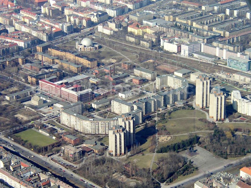 Berlin - PRENZLAUER BERG from the bird's eye view: Neubaugebiet am Thälmann-Park in Berlin-Prenzlauer Berg. 16.03.03