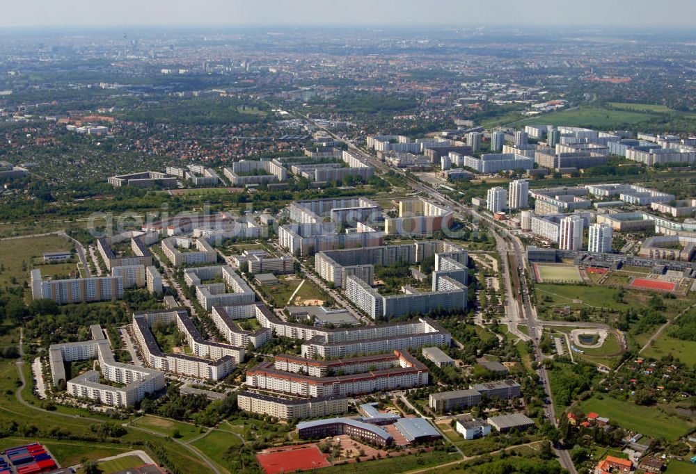 Berlin from above - Blick auf das Neubaugebiet Vincent - van - Gogh - Straße in Neu - Hohenschönhausen Berlin. Bis zum Jahr 1988 entstanden entlang der Vincent - van - Gogh - Straße mehrstöckige Wohnhäuser. Das halbkreisförmige Aussehen der Gebäude ist markant für diese Siedlung.