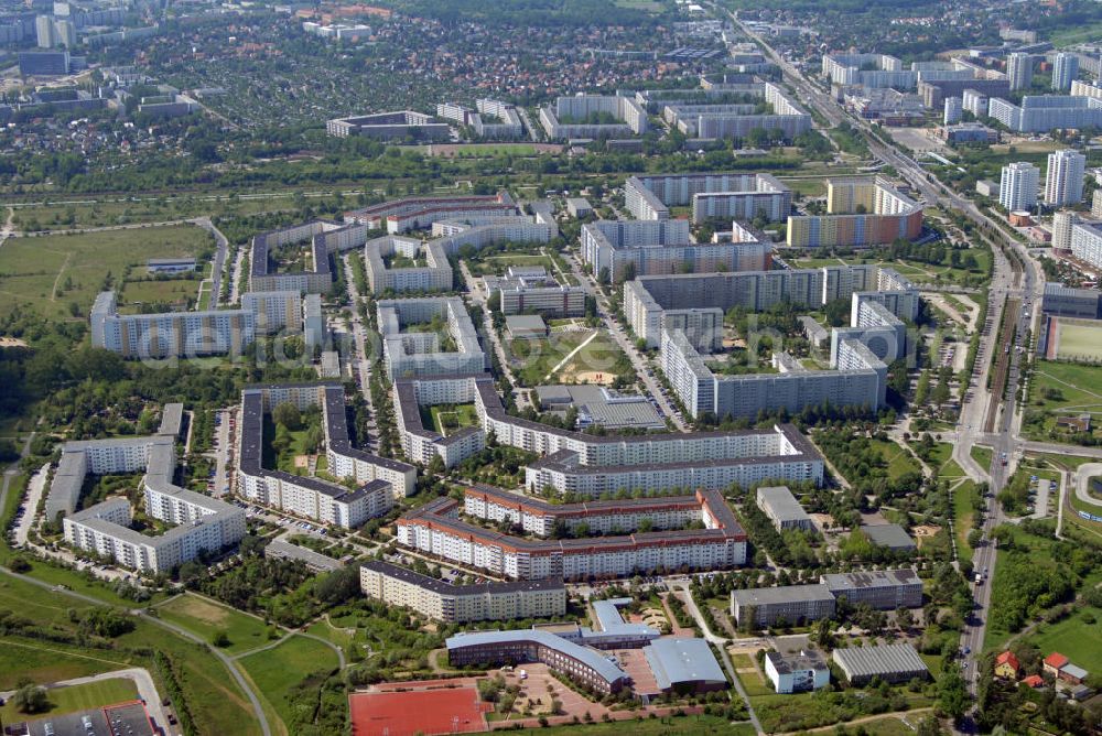 Berlin from the bird's eye view: Blick auf das Neubaugebiet Vincent - van - Gogh - Straße in Neu - Hohenschönhausen Berlin. Bis zum Jahr 1988 entstanden entlang der Vincent - van - Gogh - Straße mehrstöckige Wohnhäuser. Das halbkreisförmige Aussehen der Gebäude ist markant für diese Siedlung.