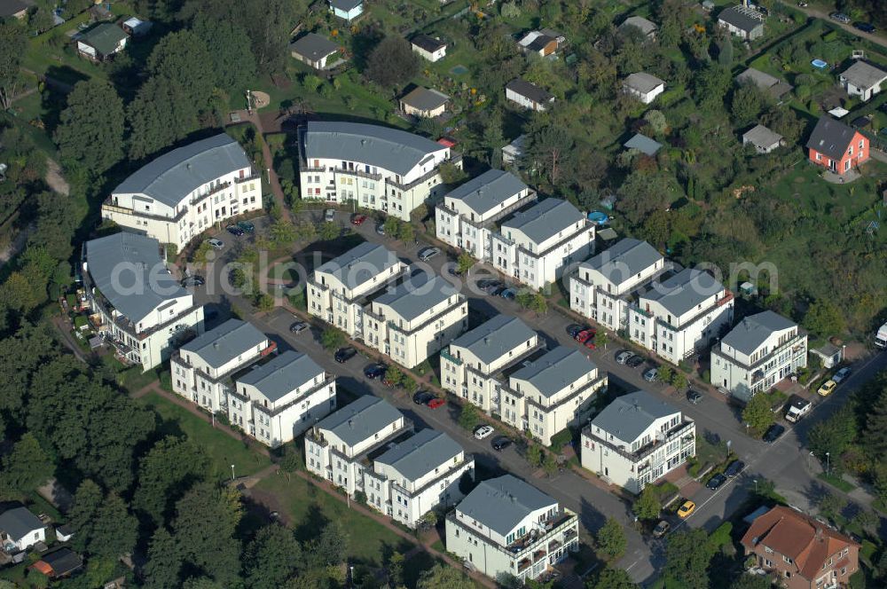 Aerial photograph Berlin - Blick auf einen Neubaukomplex in der Leobschützer Straße im Wohngebiet Karow-Nord.