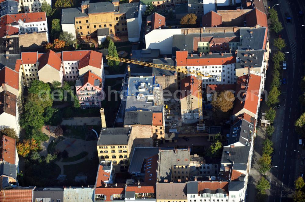 Berlin Mitte from above - Blick auf das Neubauprojekt Brunnenstraße 154 in Berlin-Mitte. Hier entstehen neue Mietwohnungen und eine Tiefgarage auf dem Innenhof. Der Bauträger ist die Streletzki-Gruppe. Umgesetzt wird das Projekt von der Züblin AG. View to the Brunnenstraße in Berlin-Mitte, where a new housing area is built.