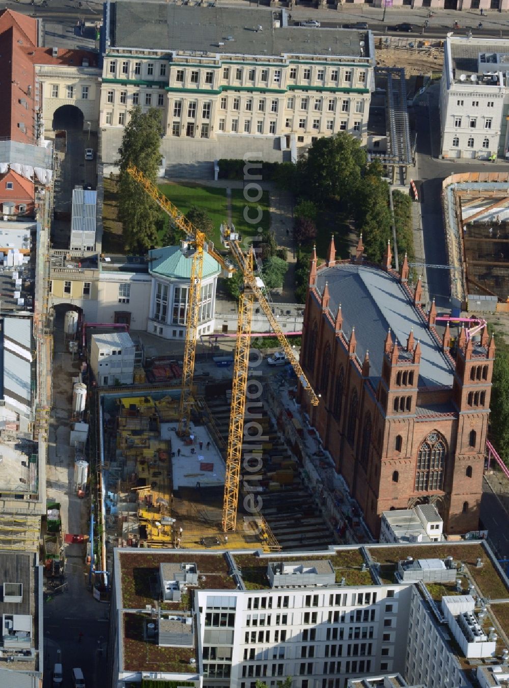 Berlin from the bird's eye view: View of the new construction project Kronprinzengaerten in Berlin. Zwischen dem sich derzeit in Sanierung befindenden Verwaltungs- und Magazingebäude der Staatsoper (links) und der Friedrichswerderschen Kirche (rechts) entsteht ein neues Wohnensemble. Die Wohngebäude an der Falkoniergasse wurden u.A. von dem Architekturbüro nps tchoban voss entworfen