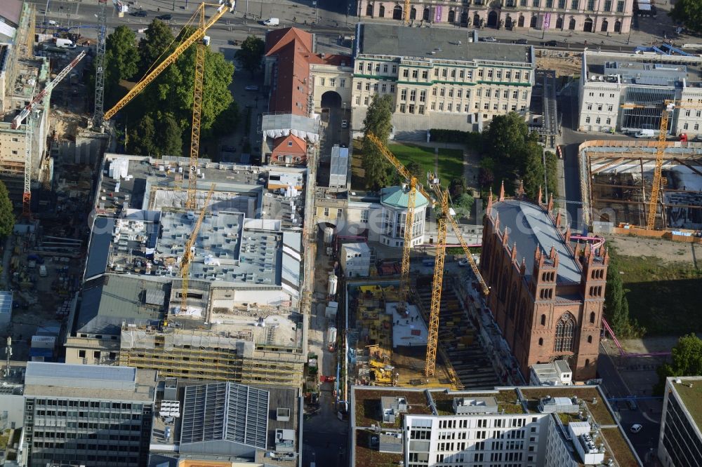 Aerial image Berlin - View of the new construction project Kronprinzengaerten in Berlin. Zwischen dem sich derzeit in Sanierung befindenden Verwaltungs- und Magazingebäude der Staatsoper (links) und der Friedrichswerderschen Kirche (rechts) entsteht ein neues Wohnensemble. Die Wohngebäude an der Falkoniergasse wurden u.A. von dem Architekturbüro nps tchoban voss entworfen