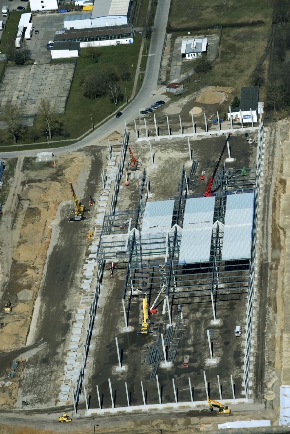 Hoppegarten from above - Construction site with piling works for the foundation slab of a new building einer Logistikhalle der Hoppegarten Park Property GmbH & Co.KG an der Industriestrasse in Hoppegarten in the state Brandenburg