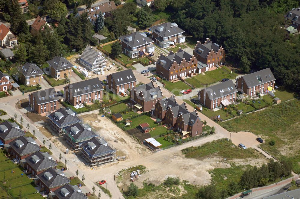 Kleinmachnow from above - Blick auf die Neubausiedlung Flämisches Viertel. Kleinmachnow ist eine Gemeinde im Landkreis Potsdam-Mittelmark, südwestlich von Berlin Steglitz-Zehlendorf. Die Neubausiedlung Flämisches Viertel im Stil belgischer Einfamilienhäuser wird durch die Strategis AG verwaltet. Kontakt: Herr Alexan der Quednau, STRATEGIS AG, Torstr. 49, 10119 Berlin, Tel.: 030/44-353-0. Für die Gestaltung verantwortlich sind Bertsch-Architekten. Kontakt: Schillerstr. 12, 10625 Berlin, Tel.: 030/7885430,