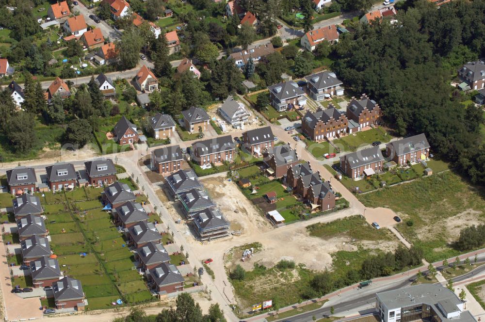 Kleinmachnow from the bird's eye view: Blick auf die Neubausiedlung Flämisches Viertel. Kleinmachnow ist eine Gemeinde im Landkreis Potsdam-Mittelmark, südwestlich von Berlin Steglitz-Zehlendorf. Die Neubausiedlung Flämisches Viertel im Stil belgischer Einfamilienhäuser wird durch die Strategis AG verwaltet. Kontakt: Herr Alexan der Quednau, STRATEGIS AG, Torstr. 49, 10119 Berlin, Tel.: 030/44-353-0. Für die Gestaltung verantwortlich sind Bertsch-Architekten. Kontakt: Schillerstr. 12, 10625 Berlin, Tel.: 030/7885430,