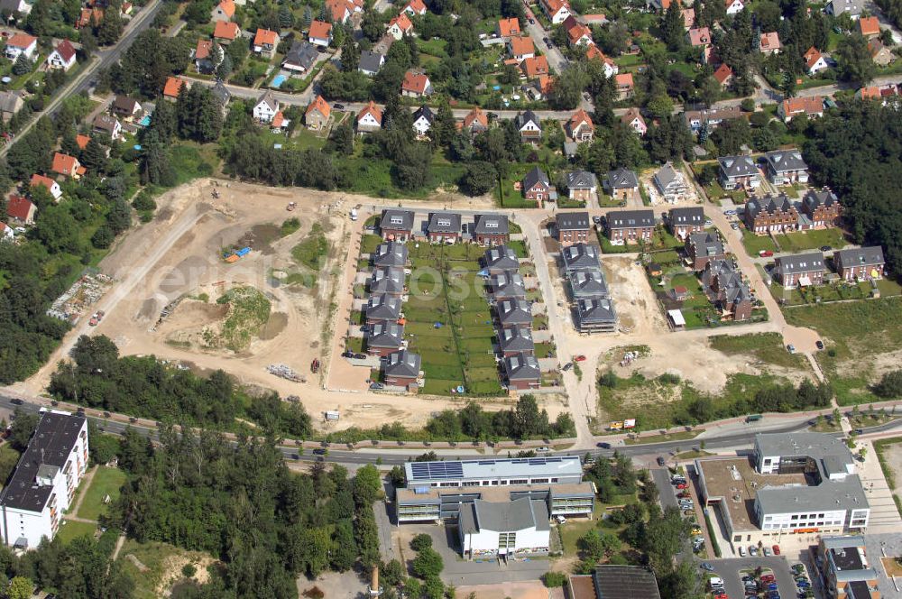 Aerial image Kleinmachnow - Blick auf die Neubausiedlung Flämisches Viertel. Kleinmachnow ist eine Gemeinde im Landkreis Potsdam-Mittelmark, südwestlich von Berlin Steglitz-Zehlendorf. Die Neubausiedlung Flämisches Viertel im Stil belgischer Einfamilienhäuser wird durch die Strategis AG verwaltet. Kontakt: Herr Alexan der Quednau, STRATEGIS AG, Torstr. 49, 10119 Berlin, Tel.: 030/44-353-0. Für die Gestaltung verantwortlich sind Bertsch-Architekten. Kontakt: Schillerstr. 12, 10625 Berlin, Tel.: 030/7885430,