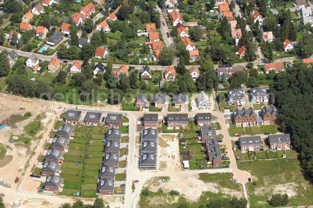 Aerial photograph Kleinmachnow - Blick auf die Neubausiedlung Flämisches Viertel. Kleinmachnow ist eine Gemeinde im Landkreis Potsdam-Mittelmark, südwestlich von Berlin Steglitz-Zehlendorf. Die Neubausiedlung Flämisches Viertel im Stil belgischer Einfamilienhäuser wird durch die Strategis AG verwaltet. Kontakt: Herr Alexan der Quednau, STRATEGIS AG, Torstr. 49, 10119 Berlin, Tel.: 030/44-353-0. Für die Gestaltung verantwortlich sind Bertsch-Architekten. Kontakt: Schillerstr. 12, 10625 Berlin, Tel.: 030/7885430,