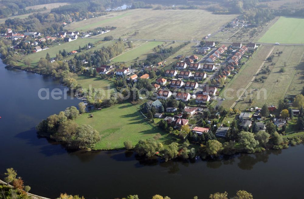 Havelsee from the bird's eye view: Blick auf die Neubausiedlung am Mühlenweg an der Havel im Ortsteil Briest von Havelsee. Briest ist eine kleine Gemeinde der Stadt Havelsee im Landkreis Potsdam - Mittelmark. Briest hat nur wenig Einwohner. Einen Zuwachs gab es durch die Fertigstellung der Neubausiedlung am Mühlenweg mit deren Bau um 1993 begonnen wurde. Das Gebiet um Briest hat sich zu einem Naherholungsgebiet entwickelt, dass mehr Ferienhäuser als Wohnhäuser beherbergt. Touristinfo: Haus der Begegnung, Havelstraße 6, 14798 Havelsee OT Pritzerbe, Tel. +49(0)33834 50283, Fax +49(0)33834 60935, Email: liehr@aafv.de