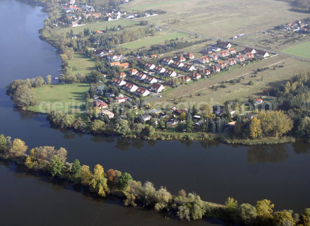 Aerial image Havelsee - Blick auf die Neubausiedlung am Mühlenweg an der Havel im Ortsteil Briest von Havelsee. Briest ist eine kleine Gemeinde der Stadt Havelsee im Landkreis Potsdam - Mittelmark. Briest hat nur wenig Einwohner. Einen Zuwachs gab es durch die Fertigstellung der Neubausiedlung am Mühlenweg mit deren Bau um 1993 begonnen wurde. Das Gebiet um Briest hat sich zu einem Naherholungsgebiet entwickelt, dass mehr Ferienhäuser als Wohnhäuser beherbergt. Touristinfo: Haus der Begegnung, Havelstraße 6, 14798 Havelsee OT Pritzerbe, Tel. +49(0)33834 50283, Fax +49(0)33834 60935, Email: liehr@aafv.de