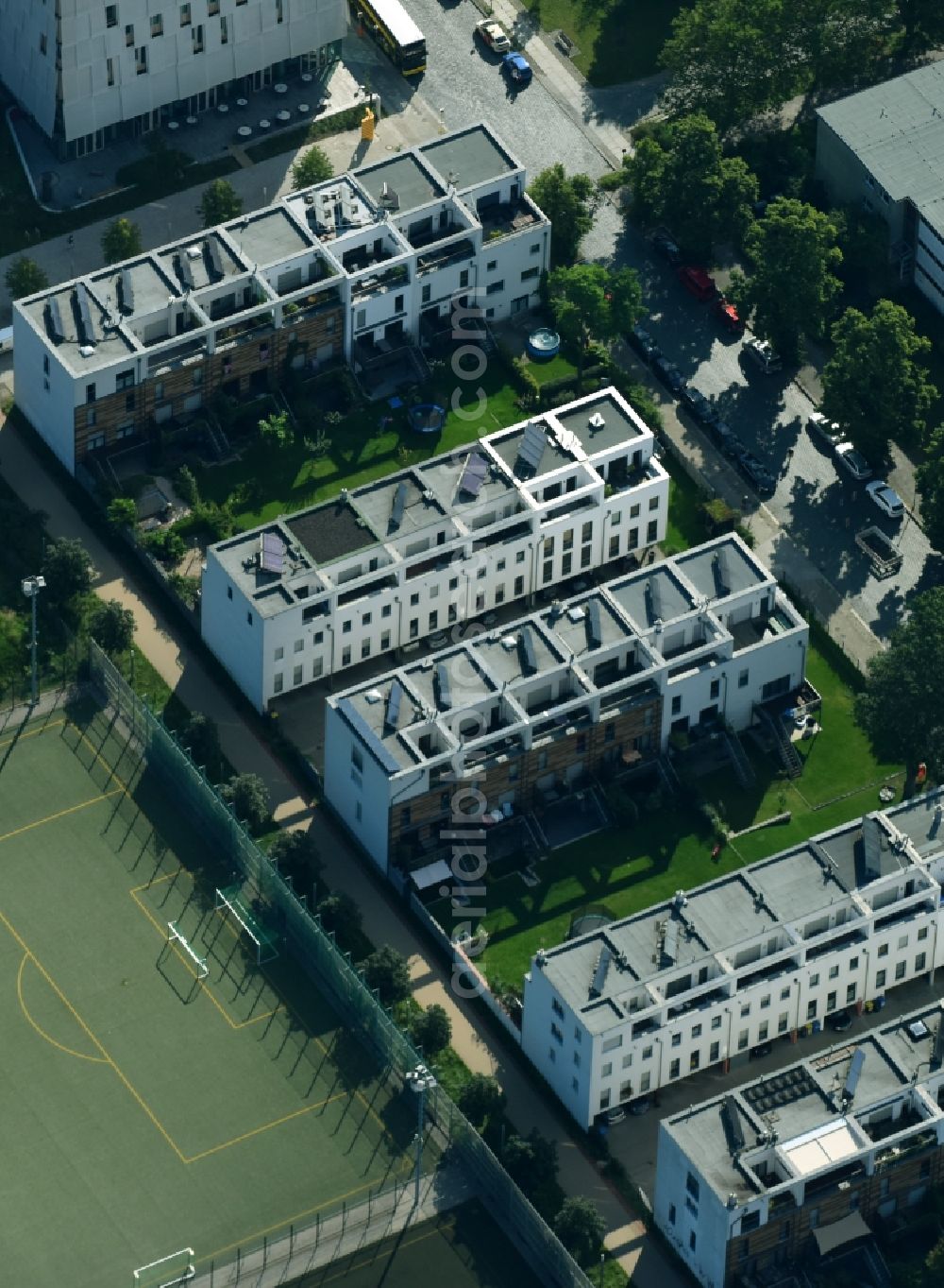 Berlin from the bird's eye view: Housing development with townhouses at Seydlitzstrasse in Moabit in Berlin - Mitte. The homes are located in close proximity to sporting facilities with two football / soccer pitches