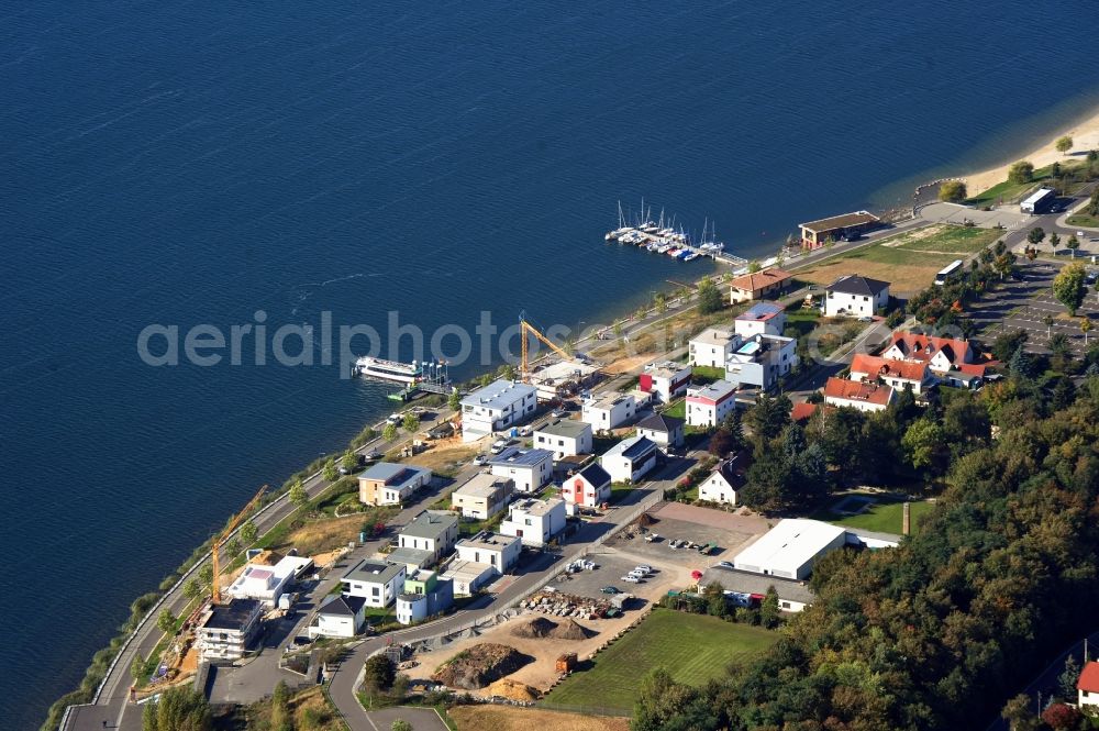 Markkleeberg from above - View of new houses at the land restoration area Markkleeberger See between the streets Seeblick and Auenhainer Strasse