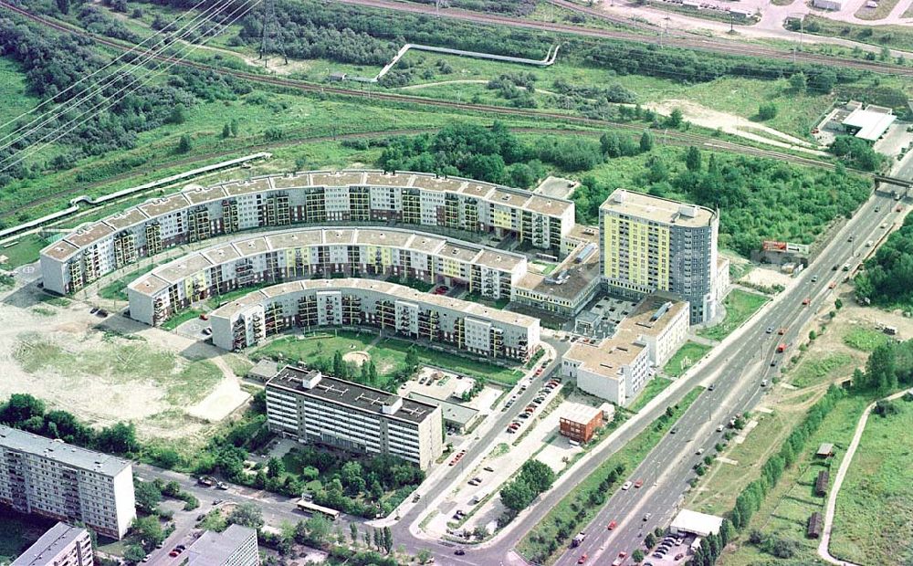 Berlin-Lichtenberg from the bird's eye view: Neubausiedlung Rosenfelder Ring an der B1 in Berlin-Lichtenberg.