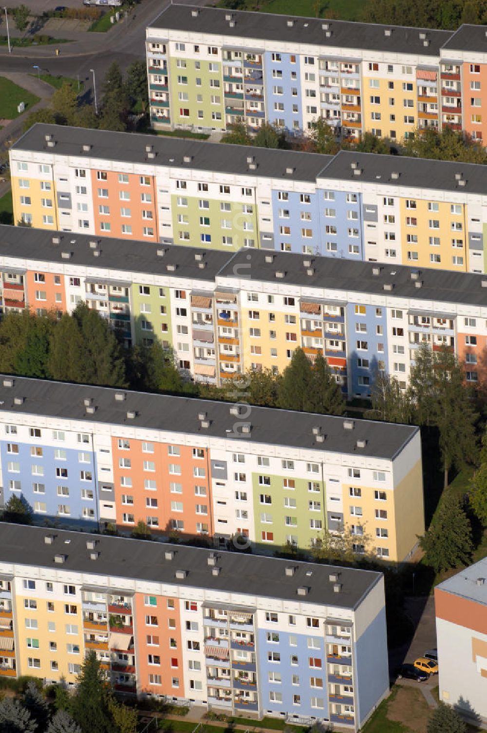 FREITAL from above - Blick auf eine Neubausiedlung in Zauckerode, einem Stadtteil der Kreisstadt Freital. Zu sehen sind hier die Häuser links von der Moritz-Fernbacher Straße in Richtung Weißer Hang. Freital ist eine Große Kreisstadt in Sachsen und die zweitgrößte Stadt im Landkreis Sächsische Schweiz-Osterzgebirge. Sie entstand am 1. Oktober 1921 durch den Zusammenschluss der Orte Deuben, Döhlen und Potschappel, 1922 kam Zauckerode dazu. Geprägt wurde die Stadt vom Steinkohlenbergbau und der Stahlindustrie („Tal der Arbeit“). Kontakt: Große Kreisstadt Freital, Oberbürgermeister Klaus Mättig, Dresdner Straße 56, 01705 Freital, Tel. +49 (0)351 6476-152, Fax +49 (0)351 6476 153, e-mail: obm@freital.de