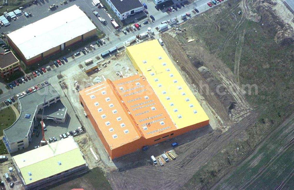 Aerial photograph Hoppegarten / Brandenburg - Neubauten auf dem Gelände im Gewerbegebiet südlich der B1in Hoppegarten.