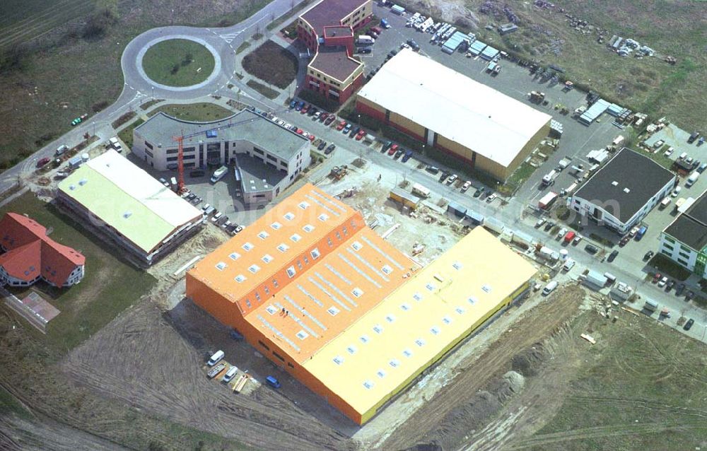 Aerial photograph Hoppegarten / Brandenburg - Neubauten auf dem Gelände im Gewerbegebiet südlich der B1in Hoppegarten.