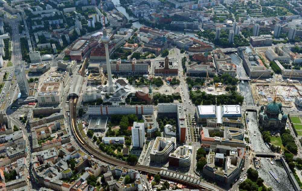 Berlin from the bird's eye view: View Hackescher quarters, a new office and commercial complex in the middle. Investor is the investment company Hackesches Quarter mbH & Co. KG