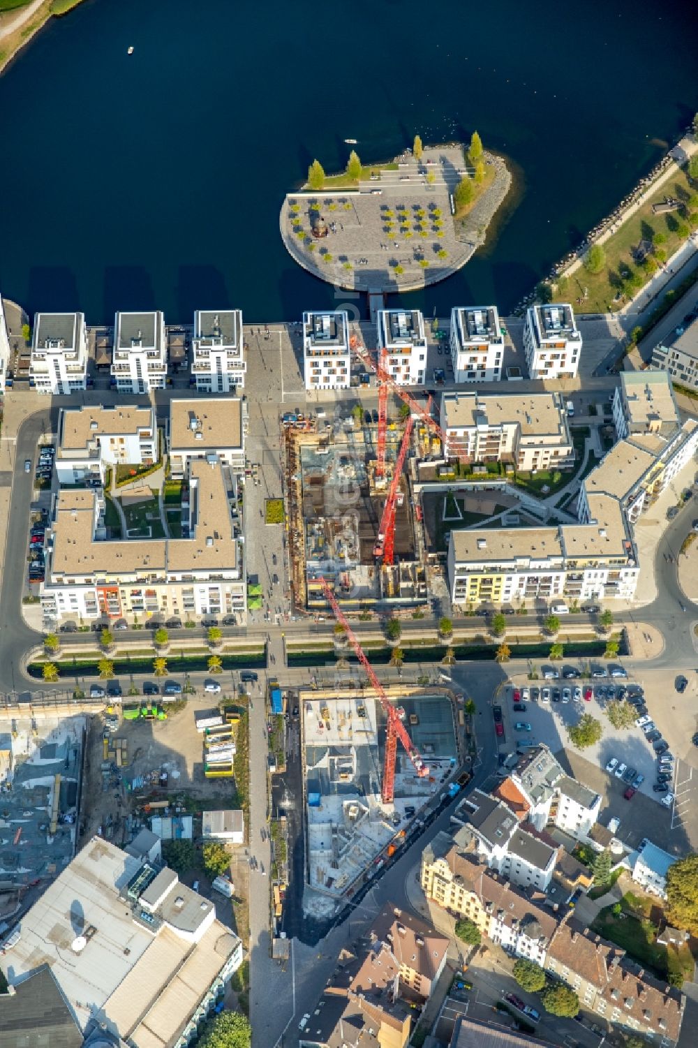 Dortmund from the bird's eye view: New residential buildings at the lake Phoenixsee beneath the roads Hoerder-Bach-Allee and Am Kai in Dortmund in North Rhine-Westphalia