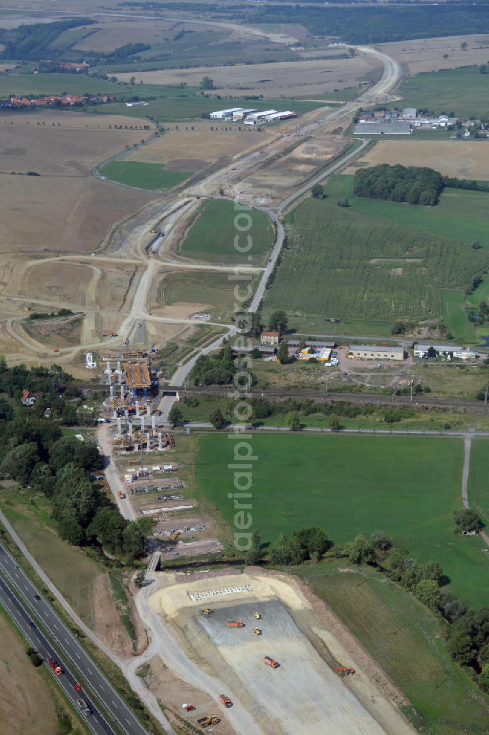 Aerial photograph Eisenach - Eisenach 27.08..2008 Neubautrasse der BAB A 4 - Umfahrung Hörselberge in Thüringen bei Eisenach. Im September 2007 hat das Bieterkonsortium VINCI Concessions / Hochtief PPP (50/50) den Zuschlag für das A-Modell BAB A 4 Umfahrung Hörselberge (km 238,5 bis km 283,2) erhalten. Die bei diesem Projekt auf der Bauausführungsebene gegründete Arbeitsgemeinschaft wird von der EUROVIA Infra GmbH angeführt, des Weiteren sind hier die Unternehmen Hochtief, Strassing Limes und Rädlinger beteiligt. Durchgeführt werden die im Zuge dieses Projektes notwendigen Arbeiten unter an derem von den Mitarbeitern der Niederlassung Weimar der EUROVIA Verkehrsbau Union sowie der Niederlassungen Abbruch und Erdbau, Betonstraßenbau, Ingenieurbau und TECO Schallschutz der EUROVIA Beton. DEGES