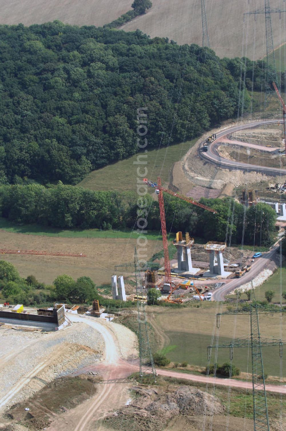 Aerial image Eisenach - Eisenach 27.08..2008 Neubautrasse der BAB A 4 - Umfahrung Hörselberge in Thüringen bei Eisenach. Im September 2007 hat das Bieterkonsortium VINCI Concessions / Hochtief PPP (50/50) den Zuschlag für das A-Modell BAB A 4 Umfahrung Hörselberge (km 238,5 bis km 283,2) erhalten. Die bei diesem Projekt auf der Bauausführungsebene gegründete Arbeitsgemeinschaft wird von der EUROVIA Infra GmbH angeführt, des Weiteren sind hier die Unternehmen Hochtief, Strassing Limes und Rädlinger beteiligt. Durchgeführt werden die im Zuge dieses Projektes notwendigen Arbeiten unter an derem von den Mitarbeitern der Niederlassung Weimar der EUROVIA Verkehrsbau Union sowie der Niederlassungen Abbruch und Erdbau, Betonstraßenbau, Ingenieurbau und TECO Schallschutz der EUROVIA Beton. DEGES