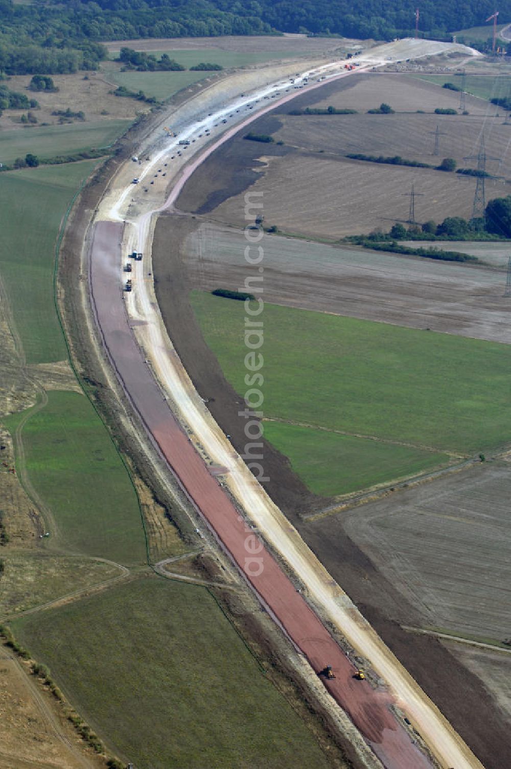 Aerial photograph Eisenach - Eisenach 27.08..2008 Neubautrasse der BAB A 4 - Umfahrung Hörselberge in Thüringen bei Eisenach. Im September 2007 hat das Bieterkonsortium VINCI Concessions / Hochtief PPP (50/50) den Zuschlag für das A-Modell BAB A 4 Umfahrung Hörselberge (km 238,5 bis km 283,2) erhalten. Die bei diesem Projekt auf der Bauausführungsebene gegründete Arbeitsgemeinschaft wird von der EUROVIA Infra GmbH angeführt, des Weiteren sind hier die Unternehmen Hochtief, Strassing Limes und Rädlinger beteiligt. Durchgeführt werden die im Zuge dieses Projektes notwendigen Arbeiten unter an derem von den Mitarbeitern der Niederlassung Weimar der EUROVIA Verkehrsbau Union sowie der Niederlassungen Abbruch und Erdbau, Betonstraßenbau, Ingenieurbau und TECO Schallschutz der EUROVIA Beton. DEGES