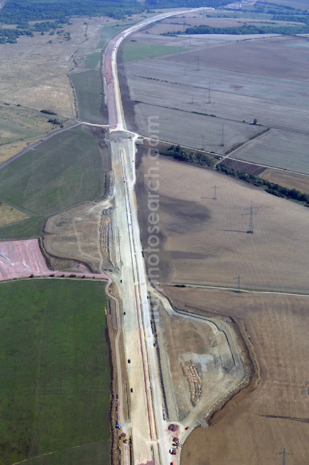 Aerial image Eisenach - Eisenach 27.08..2008 Neubautrasse der BAB A 4 - Umfahrung Hörselberge in Thüringen bei Eisenach. Im September 2007 hat das Bieterkonsortium VINCI Concessions / Hochtief PPP (50/50) den Zuschlag für das A-Modell BAB A 4 Umfahrung Hörselberge (km 238,5 bis km 283,2) erhalten. Die bei diesem Projekt auf der Bauausführungsebene gegründete Arbeitsgemeinschaft wird von der EUROVIA Infra GmbH angeführt, des Weiteren sind hier die Unternehmen Hochtief, Strassing Limes und Rädlinger beteiligt. Durchgeführt werden die im Zuge dieses Projektes notwendigen Arbeiten unter an derem von den Mitarbeitern der Niederlassung Weimar der EUROVIA Verkehrsbau Union sowie der Niederlassungen Abbruch und Erdbau, Betonstraßenbau, Ingenieurbau und TECO Schallschutz der EUROVIA Beton. DEGES