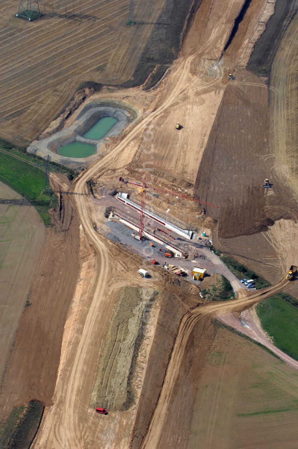 Aerial image Eisenach - Eisenach 27.08..2008 Neubautrasse der BAB A 4 - Umfahrung Hörselberge in Thüringen bei Eisenach. Im September 2007 hat das Bieterkonsortium VINCI Concessions / Hochtief PPP (50/50) den Zuschlag für das A-Modell BAB A 4 Umfahrung Hörselberge (km 238,5 bis km 283,2) erhalten. Die bei diesem Projekt auf der Bauausführungsebene gegründete Arbeitsgemeinschaft wird von der EUROVIA Infra GmbH angeführt, des Weiteren sind hier die Unternehmen Hochtief, Strassing Limes und Rädlinger beteiligt. Durchgeführt werden die im Zuge dieses Projektes notwendigen Arbeiten unter an derem von den Mitarbeitern der Niederlassung Weimar der EUROVIA Verkehrsbau Union sowie der Niederlassungen Abbruch und Erdbau, Betonstraßenbau, Ingenieurbau und TECO Schallschutz der EUROVIA Beton. DEGES