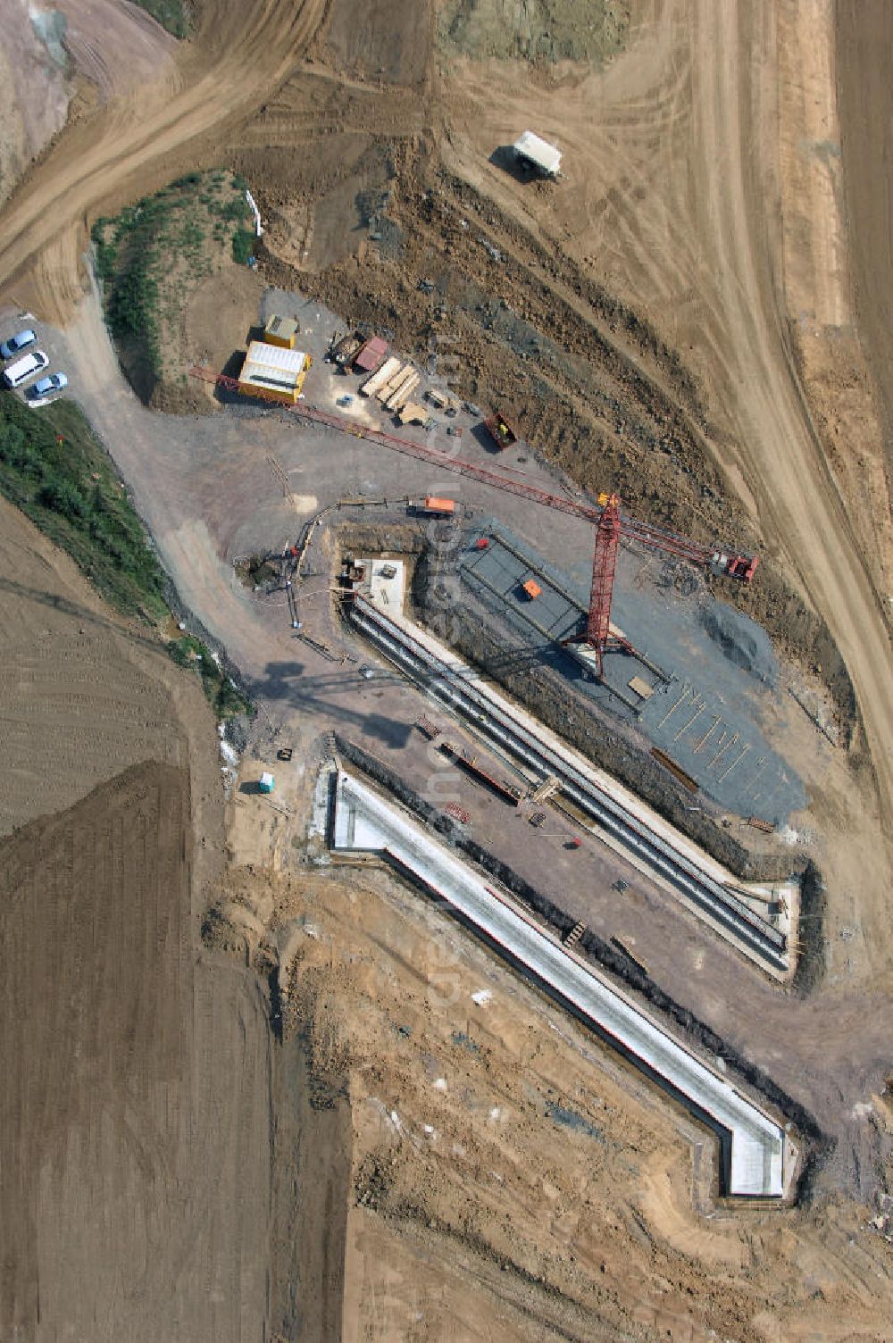 Eisenach from above - Eisenach 27.08..2008 Neubautrasse der BAB A 4 - Umfahrung Hörselberge in Thüringen bei Eisenach. Im September 2007 hat das Bieterkonsortium VINCI Concessions / Hochtief PPP (50/50) den Zuschlag für das A-Modell BAB A 4 Umfahrung Hörselberge (km 238,5 bis km 283,2) erhalten. Die bei diesem Projekt auf der Bauausführungsebene gegründete Arbeitsgemeinschaft wird von der EUROVIA Infra GmbH angeführt, des Weiteren sind hier die Unternehmen Hochtief, Strassing Limes und Rädlinger beteiligt. Durchgeführt werden die im Zuge dieses Projektes notwendigen Arbeiten unter an derem von den Mitarbeitern der Niederlassung Weimar der EUROVIA Verkehrsbau Union sowie der Niederlassungen Abbruch und Erdbau, Betonstraßenbau, Ingenieurbau und TECO Schallschutz der EUROVIA Beton. DEGES