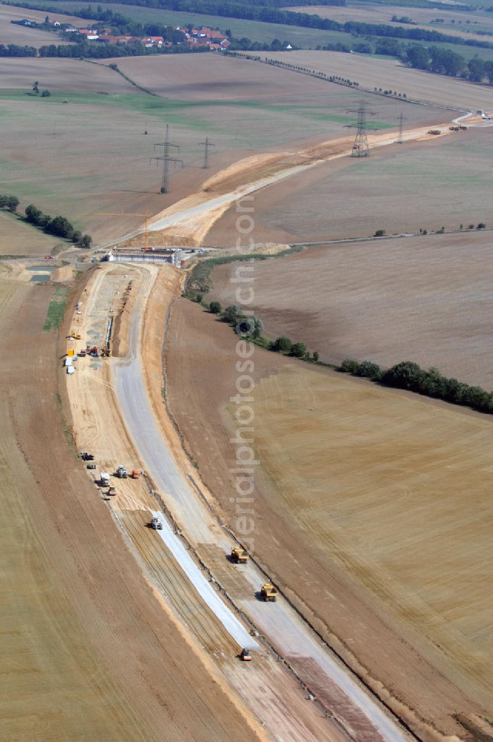 Eisenach from above - Eisenach 27.08..2008 Neubautrasse der BAB A 4 - Umfahrung Hörselberge in Thüringen bei Eisenach. Im September 2007 hat das Bieterkonsortium VINCI Concessions / Hochtief PPP (50/50) den Zuschlag für das A-Modell BAB A 4 Umfahrung Hörselberge (km 238,5 bis km 283,2) erhalten. Die bei diesem Projekt auf der Bauausführungsebene gegründete Arbeitsgemeinschaft wird von der EUROVIA Infra GmbH angeführt, des Weiteren sind hier die Unternehmen Hochtief, Strassing Limes und Rädlinger beteiligt. Durchgeführt werden die im Zuge dieses Projektes notwendigen Arbeiten unter an derem von den Mitarbeitern der Niederlassung Weimar der EUROVIA Verkehrsbau Union sowie der Niederlassungen Abbruch und Erdbau, Betonstraßenbau, Ingenieurbau und TECO Schallschutz der EUROVIA Beton. DEGES