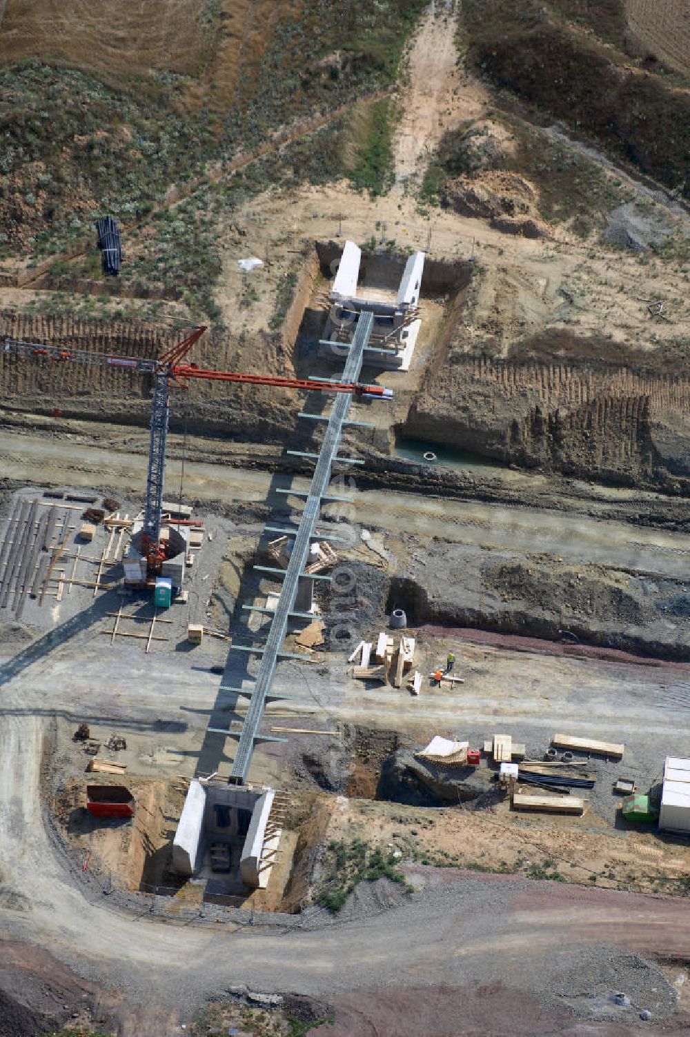 Aerial image Eisenach - Eisenach 27.08..2008 Neubautrasse der BAB A 4 - Umfahrung Hörselberge in Thüringen bei Eisenach. Im September 2007 hat das Bieterkonsortium VINCI Concessions / Hochtief PPP (50/50) den Zuschlag für das A-Modell BAB A 4 Umfahrung Hörselberge (km 238,5 bis km 283,2) erhalten. Die bei diesem Projekt auf der Bauausführungsebene gegründete Arbeitsgemeinschaft wird von der EUROVIA Infra GmbH angeführt, des Weiteren sind hier die Unternehmen Hochtief, Strassing Limes und Rädlinger beteiligt. Durchgeführt werden die im Zuge dieses Projektes notwendigen Arbeiten unter an derem von den Mitarbeitern der Niederlassung Weimar der EUROVIA Verkehrsbau Union sowie der Niederlassungen Abbruch und Erdbau, Betonstraßenbau, Ingenieurbau und TECO Schallschutz der EUROVIA Beton. DEGES