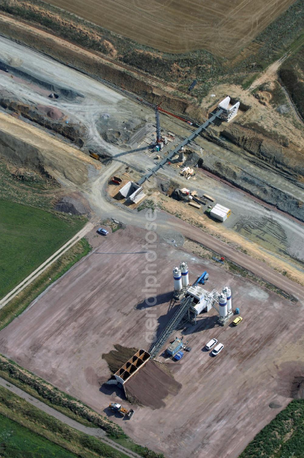 Aerial photograph Eisenach - Eisenach 27.08..2008 Neubautrasse der BAB A 4 - Umfahrung Hörselberge in Thüringen bei Eisenach. Im September 2007 hat das Bieterkonsortium VINCI Concessions / Hochtief PPP (50/50) den Zuschlag für das A-Modell BAB A 4 Umfahrung Hörselberge (km 238,5 bis km 283,2) erhalten. Die bei diesem Projekt auf der Bauausführungsebene gegründete Arbeitsgemeinschaft wird von der EUROVIA Infra GmbH angeführt, des Weiteren sind hier die Unternehmen Hochtief, Strassing Limes und Rädlinger beteiligt. Durchgeführt werden die im Zuge dieses Projektes notwendigen Arbeiten unter an derem von den Mitarbeitern der Niederlassung Weimar der EUROVIA Verkehrsbau Union sowie der Niederlassungen Abbruch und Erdbau, Betonstraßenbau, Ingenieurbau und TECO Schallschutz der EUROVIA Beton. DEGES