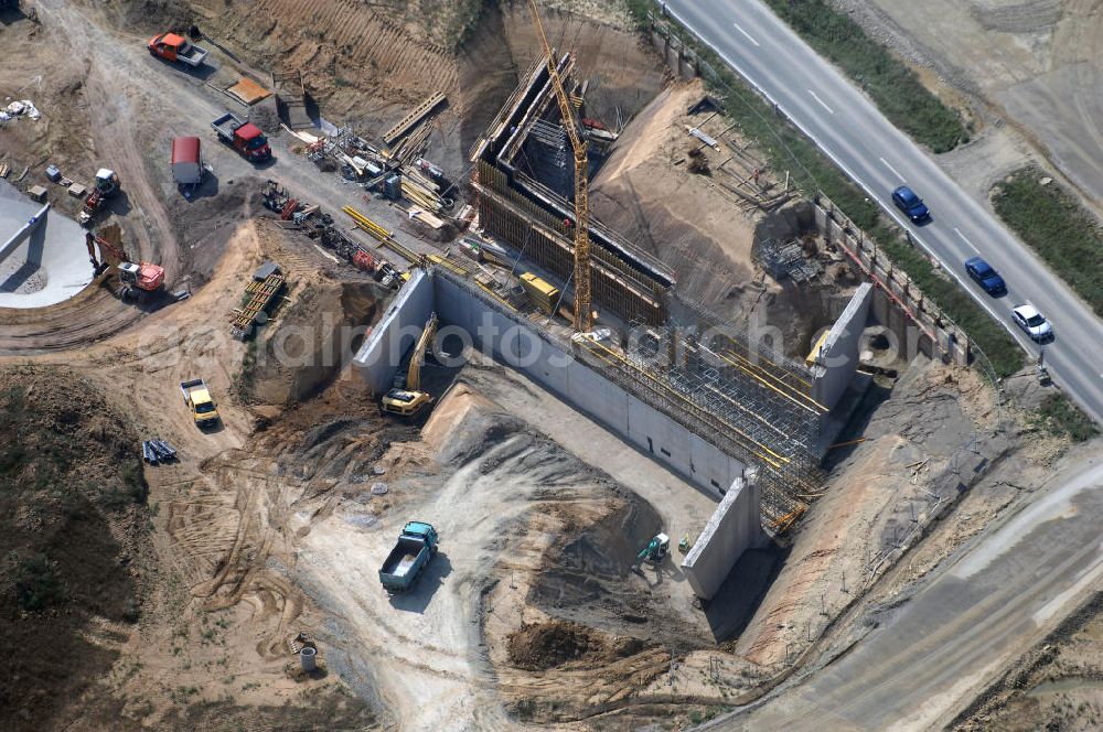 Aerial photograph Eisenach - Eisenach 27.08..2008 Neubautrasse der BAB A 4 - Umfahrung Hörselberge in Thüringen bei Eisenach. Im September 2007 hat das Bieterkonsortium VINCI Concessions / Hochtief PPP (50/50) den Zuschlag für das A-Modell BAB A 4 Umfahrung Hörselberge (km 238,5 bis km 283,2) erhalten. Die bei diesem Projekt auf der Bauausführungsebene gegründete Arbeitsgemeinschaft wird von der EUROVIA Infra GmbH angeführt, des Weiteren sind hier die Unternehmen Hochtief, Strassing Limes und Rädlinger beteiligt. Durchgeführt werden die im Zuge dieses Projektes notwendigen Arbeiten unter an derem von den Mitarbeitern der Niederlassung Weimar der EUROVIA Verkehrsbau Union sowie der Niederlassungen Abbruch und Erdbau, Betonstraßenbau, Ingenieurbau und TECO Schallschutz der EUROVIA Beton. DEGES