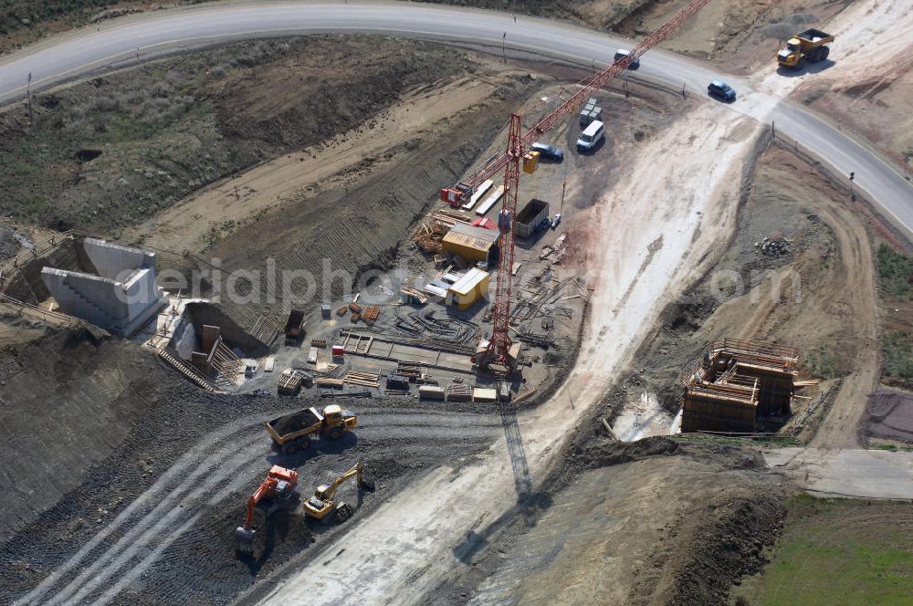 Aerial photograph Eisenach - Eisenach 27.08..2008 Neubautrasse der BAB A 4 - Umfahrung Hörselberge in Thüringen bei Eisenach. Im September 2007 hat das Bieterkonsortium VINCI Concessions / Hochtief PPP (50/50) den Zuschlag für das A-Modell BAB A 4 Umfahrung Hörselberge (km 238,5 bis km 283,2) erhalten. Die bei diesem Projekt auf der Bauausführungsebene gegründete Arbeitsgemeinschaft wird von der EUROVIA Infra GmbH angeführt, des Weiteren sind hier die Unternehmen Hochtief, Strassing Limes und Rädlinger beteiligt. Durchgeführt werden die im Zuge dieses Projektes notwendigen Arbeiten unter an derem von den Mitarbeitern der Niederlassung Weimar der EUROVIA Verkehrsbau Union sowie der Niederlassungen Abbruch und Erdbau, Betonstraßenbau, Ingenieurbau und TECO Schallschutz der EUROVIA Beton. DEGES