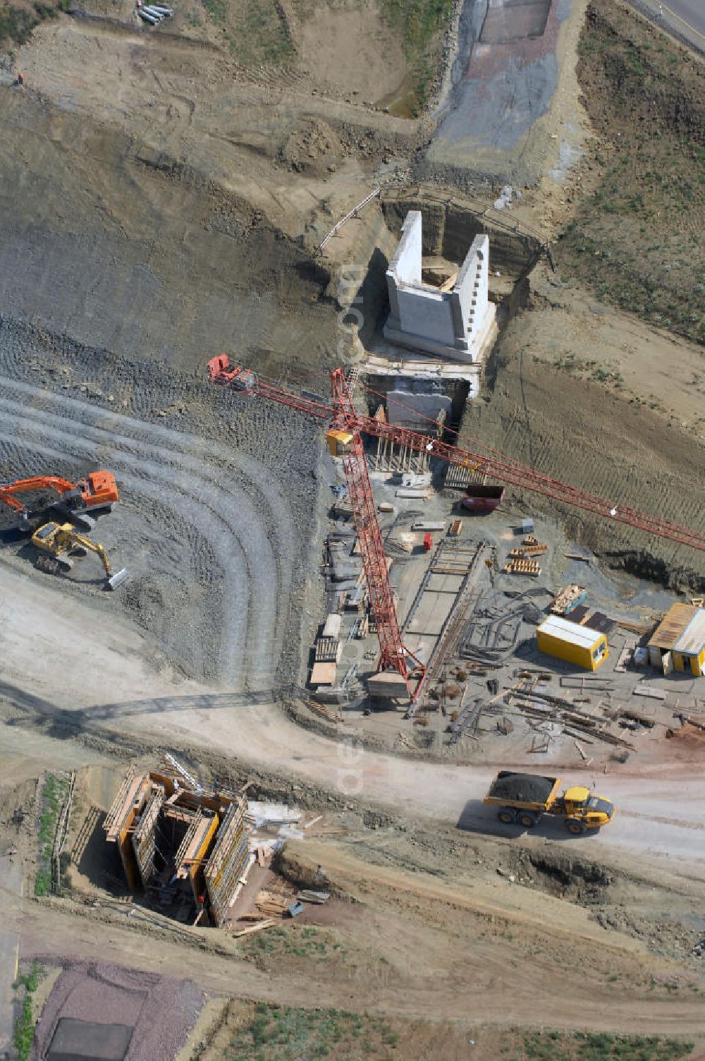 Aerial image Eisenach - Eisenach 27.08..2008 Neubautrasse der BAB A 4 - Umfahrung Hörselberge in Thüringen bei Eisenach. Im September 2007 hat das Bieterkonsortium VINCI Concessions / Hochtief PPP (50/50) den Zuschlag für das A-Modell BAB A 4 Umfahrung Hörselberge (km 238,5 bis km 283,2) erhalten. Die bei diesem Projekt auf der Bauausführungsebene gegründete Arbeitsgemeinschaft wird von der EUROVIA Infra GmbH angeführt, des Weiteren sind hier die Unternehmen Hochtief, Strassing Limes und Rädlinger beteiligt. Durchgeführt werden die im Zuge dieses Projektes notwendigen Arbeiten unter an derem von den Mitarbeitern der Niederlassung Weimar der EUROVIA Verkehrsbau Union sowie der Niederlassungen Abbruch und Erdbau, Betonstraßenbau, Ingenieurbau und TECO Schallschutz der EUROVIA Beton. DEGES