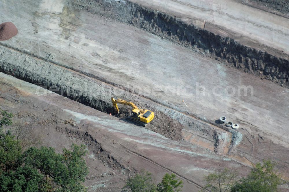 Aerial image Eisenach - Eisenach 27.08..2008 Neubautrasse der BAB A 4 - Umfahrung Hörselberge in Thüringen bei Eisenach. Im September 2007 hat das Bieterkonsortium VINCI Concessions / Hochtief PPP (50/50) den Zuschlag für das A-Modell BAB A 4 Umfahrung Hörselberge (km 238,5 bis km 283,2) erhalten. Die bei diesem Projekt auf der Bauausführungsebene gegründete Arbeitsgemeinschaft wird von der EUROVIA Infra GmbH angeführt, des Weiteren sind hier die Unternehmen Hochtief, Strassing Limes und Rädlinger beteiligt. Durchgeführt werden die im Zuge dieses Projektes notwendigen Arbeiten unter an derem von den Mitarbeitern der Niederlassung Weimar der EUROVIA Verkehrsbau Union sowie der Niederlassungen Abbruch und Erdbau, Betonstraßenbau, Ingenieurbau und TECO Schallschutz der EUROVIA Beton. DEGES