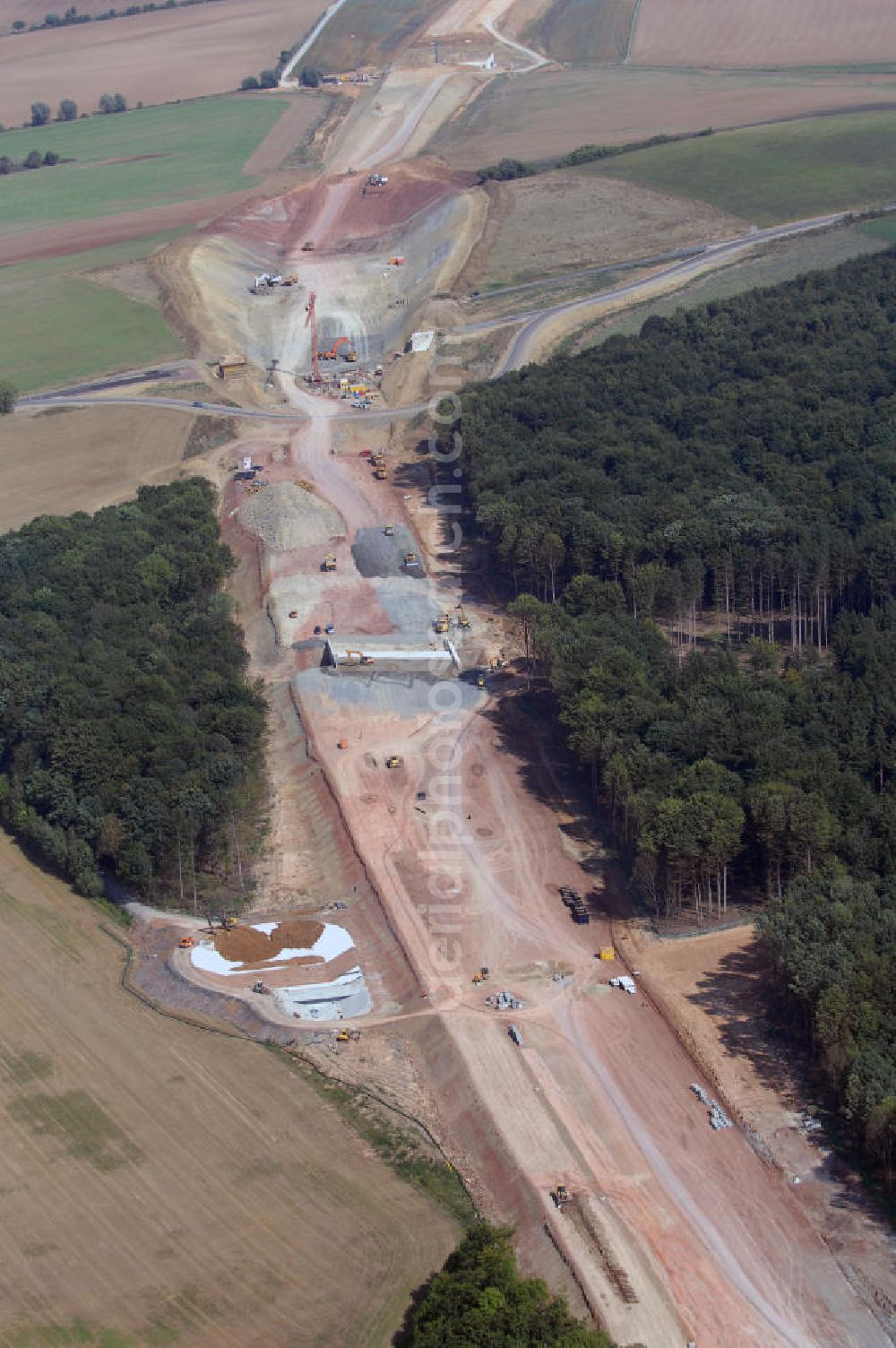 Aerial photograph Eisenach - Eisenach 27.08..2008 Neubautrasse der BAB A 4 - Umfahrung Hörselberge in Thüringen bei Eisenach. Im September 2007 hat das Bieterkonsortium VINCI Concessions / Hochtief PPP (50/50) den Zuschlag für das A-Modell BAB A 4 Umfahrung Hörselberge (km 238,5 bis km 283,2) erhalten. Die bei diesem Projekt auf der Bauausführungsebene gegründete Arbeitsgemeinschaft wird von der EUROVIA Infra GmbH angeführt, des Weiteren sind hier die Unternehmen Hochtief, Strassing Limes und Rädlinger beteiligt. Durchgeführt werden die im Zuge dieses Projektes notwendigen Arbeiten unter an derem von den Mitarbeitern der Niederlassung Weimar der EUROVIA Verkehrsbau Union sowie der Niederlassungen Abbruch und Erdbau, Betonstraßenbau, Ingenieurbau und TECO Schallschutz der EUROVIA Beton. DEGES