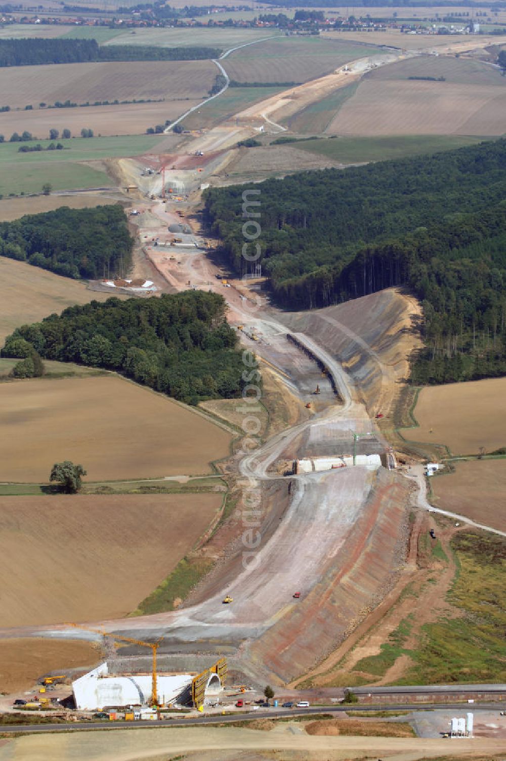 Eisenach from above - Eisenach 27.08..2008 Neubautrasse der BAB A 4 - Umfahrung Hörselberge in Thüringen bei Eisenach. Im September 2007 hat das Bieterkonsortium VINCI Concessions / Hochtief PPP (50/50) den Zuschlag für das A-Modell BAB A 4 Umfahrung Hörselberge (km 238,5 bis km 283,2) erhalten. Die bei diesem Projekt auf der Bauausführungsebene gegründete Arbeitsgemeinschaft wird von der EUROVIA Infra GmbH angeführt, des Weiteren sind hier die Unternehmen Hochtief, Strassing Limes und Rädlinger beteiligt. Durchgeführt werden die im Zuge dieses Projektes notwendigen Arbeiten unter an derem von den Mitarbeitern der Niederlassung Weimar der EUROVIA Verkehrsbau Union sowie der Niederlassungen Abbruch und Erdbau, Betonstraßenbau, Ingenieurbau und TECO Schallschutz der EUROVIA Beton. DEGES