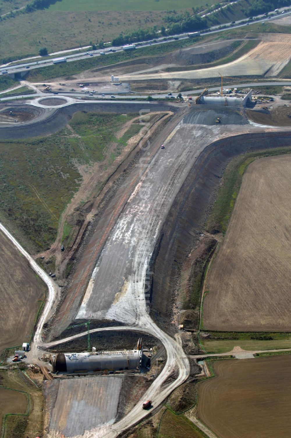 Aerial photograph Eisenach - Eisenach 27.08..2008 Neubautrasse der BAB A 4 - Umfahrung Hörselberge in Thüringen bei Eisenach. Im September 2007 hat das Bieterkonsortium VINCI Concessions / Hochtief PPP (50/50) den Zuschlag für das A-Modell BAB A 4 Umfahrung Hörselberge (km 238,5 bis km 283,2) erhalten. Die bei diesem Projekt auf der Bauausführungsebene gegründete Arbeitsgemeinschaft wird von der EUROVIA Infra GmbH angeführt, des Weiteren sind hier die Unternehmen Hochtief, Strassing Limes und Rädlinger beteiligt. Durchgeführt werden die im Zuge dieses Projektes notwendigen Arbeiten unter an derem von den Mitarbeitern der Niederlassung Weimar der EUROVIA Verkehrsbau Union sowie der Niederlassungen Abbruch und Erdbau, Betonstraßenbau, Ingenieurbau und TECO Schallschutz der EUROVIA Beton. DEGES