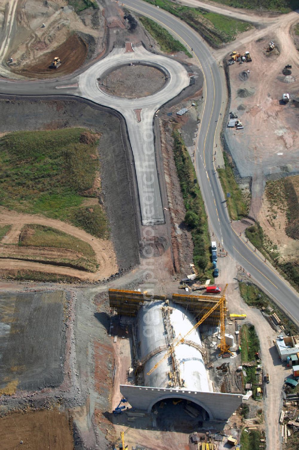 Eisenach from above - Eisenach 27.08..2008 Neubautrasse der BAB A 4 - Umfahrung Hörselberge in Thüringen bei Eisenach. Im September 2007 hat das Bieterkonsortium VINCI Concessions / Hochtief PPP (50/50) den Zuschlag für das A-Modell BAB A 4 Umfahrung Hörselberge (km 238,5 bis km 283,2) erhalten. Die bei diesem Projekt auf der Bauausführungsebene gegründete Arbeitsgemeinschaft wird von der EUROVIA Infra GmbH angeführt, des Weiteren sind hier die Unternehmen Hochtief, Strassing Limes und Rädlinger beteiligt. Durchgeführt werden die im Zuge dieses Projektes notwendigen Arbeiten unter an derem von den Mitarbeitern der Niederlassung Weimar der EUROVIA Verkehrsbau Union sowie der Niederlassungen Abbruch und Erdbau, Betonstraßenbau, Ingenieurbau und TECO Schallschutz der EUROVIA Beton. DEGES