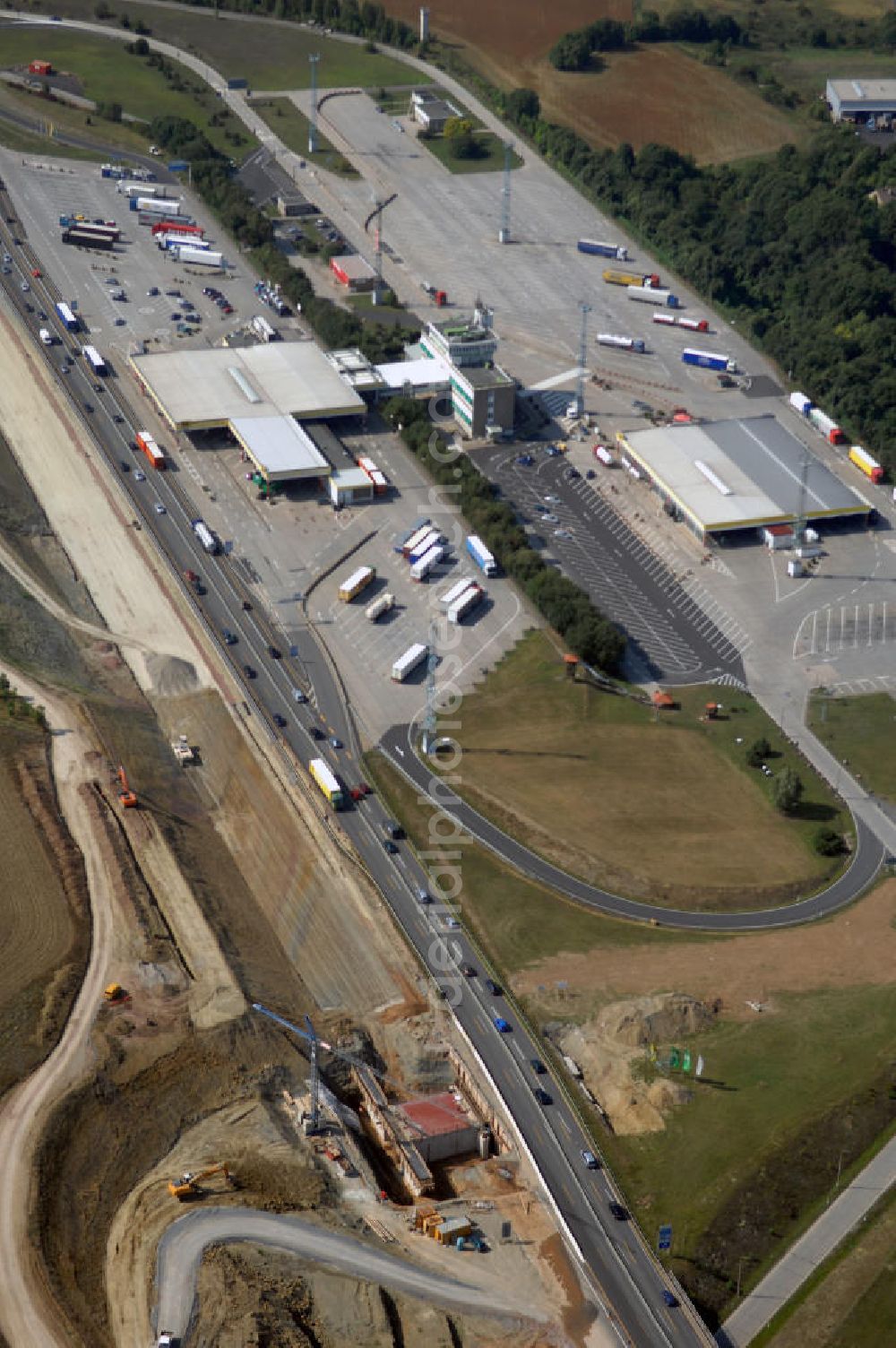 Aerial image Eisenach - Eisenach 27.08..2008 Neubautrasse der BAB A 4 - Umfahrung Hörselberge in Thüringen bei Eisenach. Im September 2007 hat das Bieterkonsortium VINCI Concessions / Hochtief PPP (50/50) den Zuschlag für das A-Modell BAB A 4 Umfahrung Hörselberge (km 238,5 bis km 283,2) erhalten. Die bei diesem Projekt auf der Bauausführungsebene gegründete Arbeitsgemeinschaft wird von der EUROVIA Infra GmbH angeführt, des Weiteren sind hier die Unternehmen Hochtief, Strassing Limes und Rädlinger beteiligt. Durchgeführt werden die im Zuge dieses Projektes notwendigen Arbeiten unter an derem von den Mitarbeitern der Niederlassung Weimar der EUROVIA Verkehrsbau Union sowie der Niederlassungen Abbruch und Erdbau, Betonstraßenbau, Ingenieurbau und TECO Schallschutz der EUROVIA Beton. DEGES