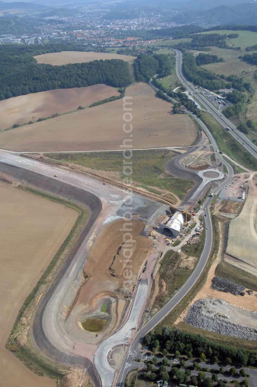 Eisenach from the bird's eye view: Eisenach 27.08..2008 Neubautrasse der BAB A 4 - Umfahrung Hörselberge in Thüringen bei Eisenach. Im September 2007 hat das Bieterkonsortium VINCI Concessions / Hochtief PPP (50/50) den Zuschlag für das A-Modell BAB A 4 Umfahrung Hörselberge (km 238,5 bis km 283,2) erhalten. Die bei diesem Projekt auf der Bauausführungsebene gegründete Arbeitsgemeinschaft wird von der EUROVIA Infra GmbH angeführt, des Weiteren sind hier die Unternehmen Hochtief, Strassing Limes und Rädlinger beteiligt. Durchgeführt werden die im Zuge dieses Projektes notwendigen Arbeiten unter an derem von den Mitarbeitern der Niederlassung Weimar der EUROVIA Verkehrsbau Union sowie der Niederlassungen Abbruch und Erdbau, Betonstraßenbau, Ingenieurbau und TECO Schallschutz der EUROVIA Beton. DEGES