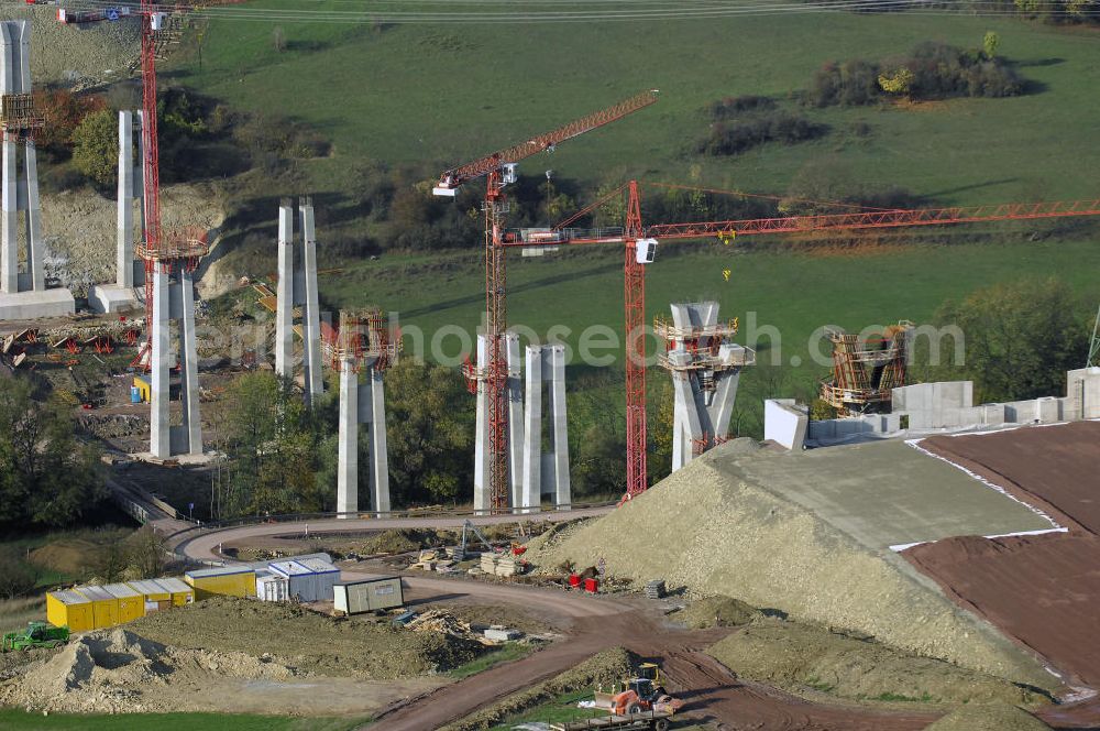 Aerial image ETTENHAUSEN an der Nesse - Baustellen an der Neubautrasse der BAB A 4 - Umfahrung Hörselberge in Thüringen bei Eisenach. Das Bieterkonsortium VINCI Concessions / Hochtief PPP (50/50) hat den Zuschlag für das A-Modell BAB A 4 Umfahrung Hörselberge (km 238,5 bis km 283,2) erhalten. Die bei diesem Projekt auf der Bauausführungsebene gegründete Arbeitsgemeinschaft wird von der EUROVIA Infra GmbH angeführt, des Weiteren sind hier die Unternehmen Hochtief, Strassing Limes und Rädlinger beteiligt. Durchgeführt werden die im Zuge dieses Projektes notwendigen Arbeiten unter an derem von den Mitarbeitern der Niederlassung Weimar der EUROVIA Verkehrsbau Union sowie der Niederlassungen Abbruch und Erdbau, Betonstraßenbau, Ingenieurbau und TECO Schallschutz der EUROVIA Beton. DEGES; STREIF Baulogistik.