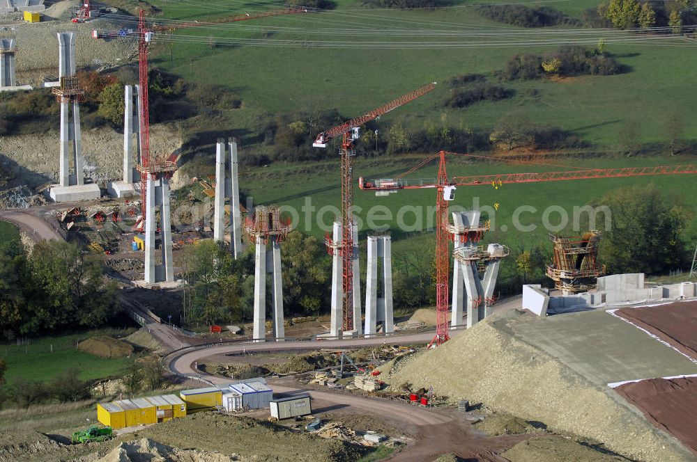 Aerial photograph ETTENHAUSEN an der Nesse - Baustellen an der Neubautrasse der BAB A 4 - Umfahrung Hörselberge in Thüringen bei Eisenach. Das Bieterkonsortium VINCI Concessions / Hochtief PPP (50/50) hat den Zuschlag für das A-Modell BAB A 4 Umfahrung Hörselberge (km 238,5 bis km 283,2) erhalten. Die bei diesem Projekt auf der Bauausführungsebene gegründete Arbeitsgemeinschaft wird von der EUROVIA Infra GmbH angeführt, des Weiteren sind hier die Unternehmen Hochtief, Strassing Limes und Rädlinger beteiligt. Durchgeführt werden die im Zuge dieses Projektes notwendigen Arbeiten unter an derem von den Mitarbeitern der Niederlassung Weimar der EUROVIA Verkehrsbau Union sowie der Niederlassungen Abbruch und Erdbau, Betonstraßenbau, Ingenieurbau und TECO Schallschutz der EUROVIA Beton. DEGES; STREIF Baulogistik.