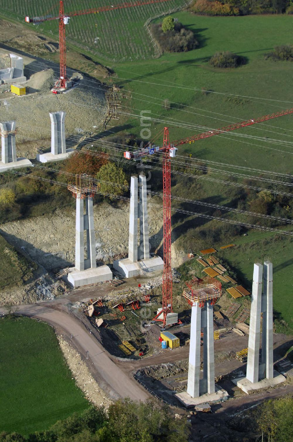 ETTENHAUSEN an der Nesse from above - Baustellen an der Neubautrasse der BAB A 4 - Umfahrung Hörselberge in Thüringen bei Eisenach. Das Bieterkonsortium VINCI Concessions / Hochtief PPP (50/50) hat den Zuschlag für das A-Modell BAB A 4 Umfahrung Hörselberge (km 238,5 bis km 283,2) erhalten. Die bei diesem Projekt auf der Bauausführungsebene gegründete Arbeitsgemeinschaft wird von der EUROVIA Infra GmbH angeführt, des Weiteren sind hier die Unternehmen Hochtief, Strassing Limes und Rädlinger beteiligt. Durchgeführt werden die im Zuge dieses Projektes notwendigen Arbeiten unter an derem von den Mitarbeitern der Niederlassung Weimar der EUROVIA Verkehrsbau Union sowie der Niederlassungen Abbruch und Erdbau, Betonstraßenbau, Ingenieurbau und TECO Schallschutz der EUROVIA Beton. DEGES; STREIF Baulogistik.