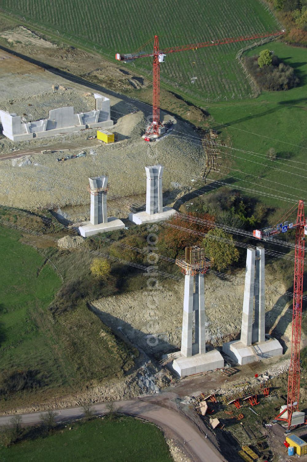 ETTENHAUSEN an der Nesse from the bird's eye view: Baustellen an der Neubautrasse der BAB A 4 - Umfahrung Hörselberge in Thüringen bei Eisenach. Das Bieterkonsortium VINCI Concessions / Hochtief PPP (50/50) hat den Zuschlag für das A-Modell BAB A 4 Umfahrung Hörselberge (km 238,5 bis km 283,2) erhalten. Die bei diesem Projekt auf der Bauausführungsebene gegründete Arbeitsgemeinschaft wird von der EUROVIA Infra GmbH angeführt, des Weiteren sind hier die Unternehmen Hochtief, Strassing Limes und Rädlinger beteiligt. Durchgeführt werden die im Zuge dieses Projektes notwendigen Arbeiten unter an derem von den Mitarbeitern der Niederlassung Weimar der EUROVIA Verkehrsbau Union sowie der Niederlassungen Abbruch und Erdbau, Betonstraßenbau, Ingenieurbau und TECO Schallschutz der EUROVIA Beton. DEGES; STREIF Baulogistik.