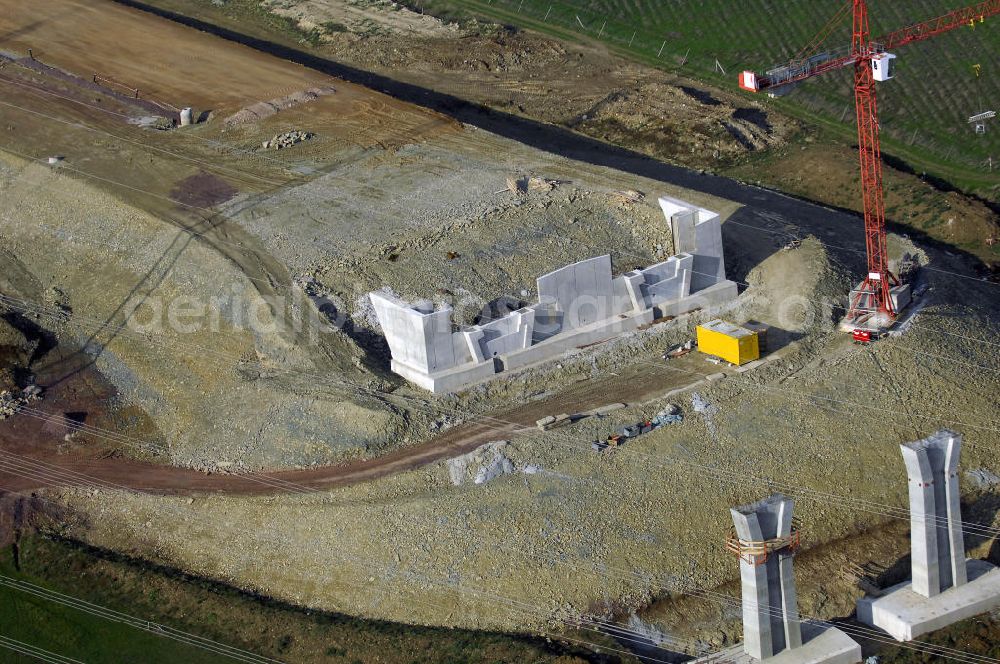 Aerial image ETTENHAUSEN an der Nesse - Baustellen an der Neubautrasse der BAB A 4 - Umfahrung Hörselberge in Thüringen bei Eisenach. Das Bieterkonsortium VINCI Concessions / Hochtief PPP (50/50) hat den Zuschlag für das A-Modell BAB A 4 Umfahrung Hörselberge (km 238,5 bis km 283,2) erhalten. Die bei diesem Projekt auf der Bauausführungsebene gegründete Arbeitsgemeinschaft wird von der EUROVIA Infra GmbH angeführt, des Weiteren sind hier die Unternehmen Hochtief, Strassing Limes und Rädlinger beteiligt. Durchgeführt werden die im Zuge dieses Projektes notwendigen Arbeiten unter an derem von den Mitarbeitern der Niederlassung Weimar der EUROVIA Verkehrsbau Union sowie der Niederlassungen Abbruch und Erdbau, Betonstraßenbau, Ingenieurbau und TECO Schallschutz der EUROVIA Beton. DEGES; STREIF Baulogistik.