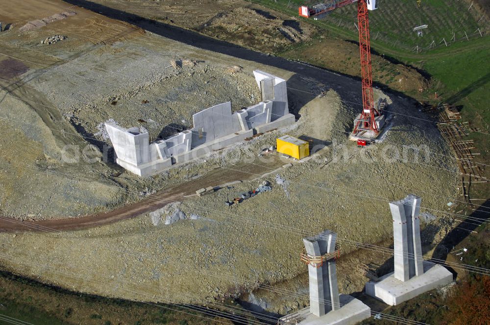 Aerial photograph ETTENHAUSEN an der Nesse - Baustellen an der Neubautrasse der BAB A 4 - Umfahrung Hörselberge in Thüringen bei Eisenach. Das Bieterkonsortium VINCI Concessions / Hochtief PPP (50/50) hat den Zuschlag für das A-Modell BAB A 4 Umfahrung Hörselberge (km 238,5 bis km 283,2) erhalten. Die bei diesem Projekt auf der Bauausführungsebene gegründete Arbeitsgemeinschaft wird von der EUROVIA Infra GmbH angeführt, des Weiteren sind hier die Unternehmen Hochtief, Strassing Limes und Rädlinger beteiligt. Durchgeführt werden die im Zuge dieses Projektes notwendigen Arbeiten unter an derem von den Mitarbeitern der Niederlassung Weimar der EUROVIA Verkehrsbau Union sowie der Niederlassungen Abbruch und Erdbau, Betonstraßenbau, Ingenieurbau und TECO Schallschutz der EUROVIA Beton. DEGES; STREIF Baulogistik.